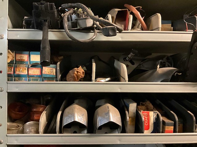 Voorraad auto-onderdelen o.a. stuurkolomsystemen, kogelkoppelingen, accukabels, keerringen, ecd, versnellingspoken - afbeelding 16 van  17
