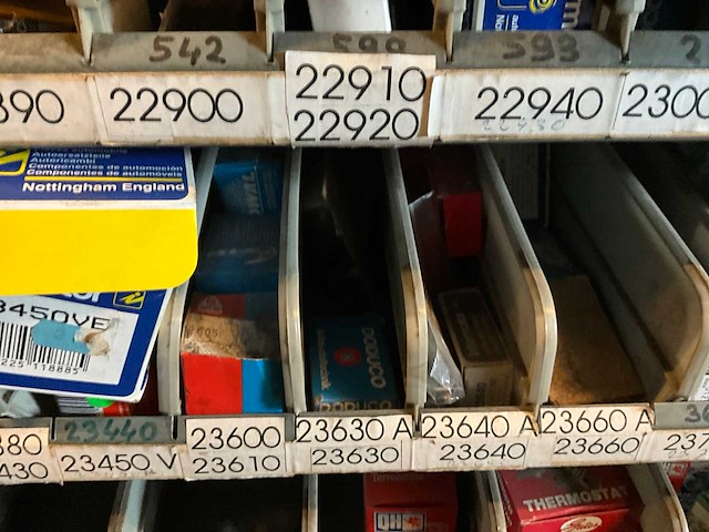 Voorraad auto-onderdelen o.a. thermostaten, bougies - afbeelding 19 van  20