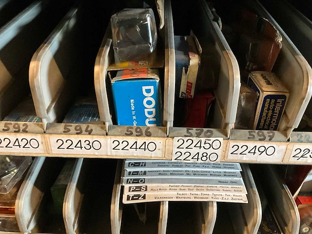 Voorraad auto-onderdelen o.a. thermostaten, bougies - afbeelding 20 van  20