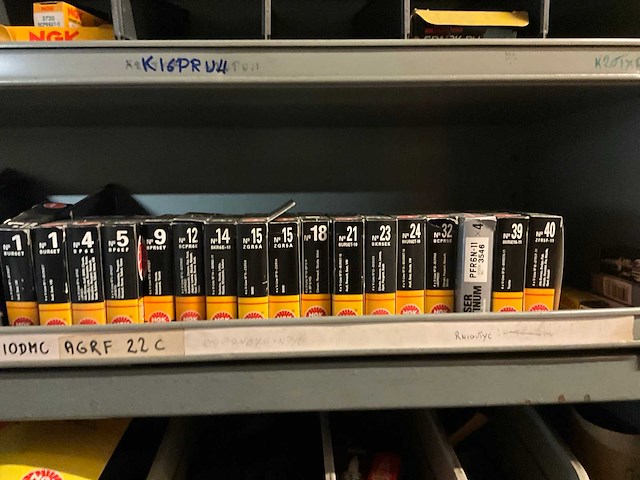 Voorraad auto-onderdelen o.a. wiellagers sets, bougies - afbeelding 9 van  11