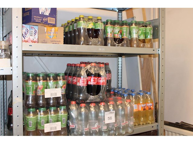 Voorraad dranken op vier schappen waaronder cola en fanta. c ruim 225 stuks. tht deels verlopen. - afbeelding 1 van  3