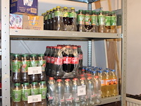Voorraad dranken op vier schappen waaronder cola en fanta. c ruim 225 stuks. tht deels verlopen. - afbeelding 1 van  3