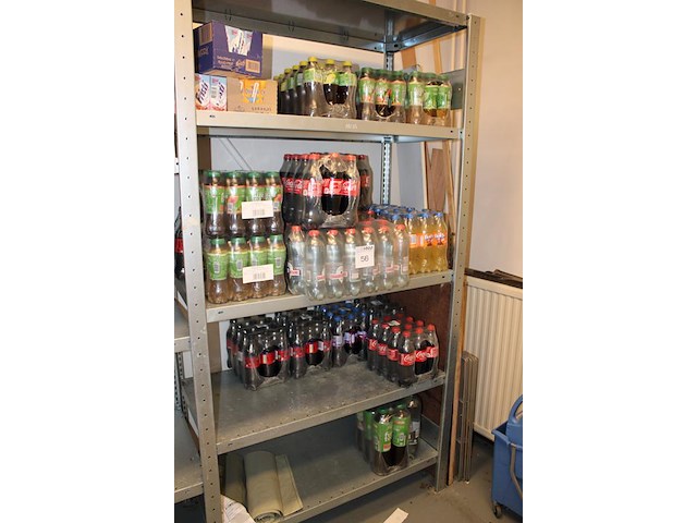 Voorraad dranken op vier schappen waaronder cola en fanta. c ruim 225 stuks. tht deels verlopen. - afbeelding 2 van  3