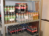 Voorraad dranken op vier schappen waaronder cola en fanta. c ruim 225 stuks. tht deels verlopen. - afbeelding 2 van  3