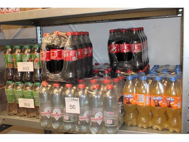Voorraad dranken op vier schappen waaronder cola en fanta. c ruim 225 stuks. tht deels verlopen. - afbeelding 3 van  3
