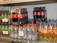 Voorraad dranken op vier schappen waaronder cola en fanta. c ruim 225 stuks. tht deels verlopen. - afbeelding 3 van  3