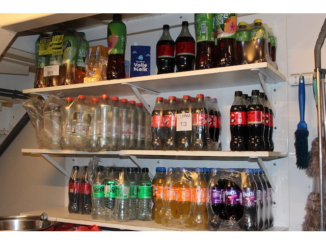 Voorraad dranken op vijf schappen waaronder cola en fanta ruim 125 stuks. tht deels verlopen. - afbeelding 1 van  2