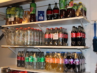 Voorraad dranken op vijf schappen waaronder cola en fanta ruim 125 stuks. tht deels verlopen.