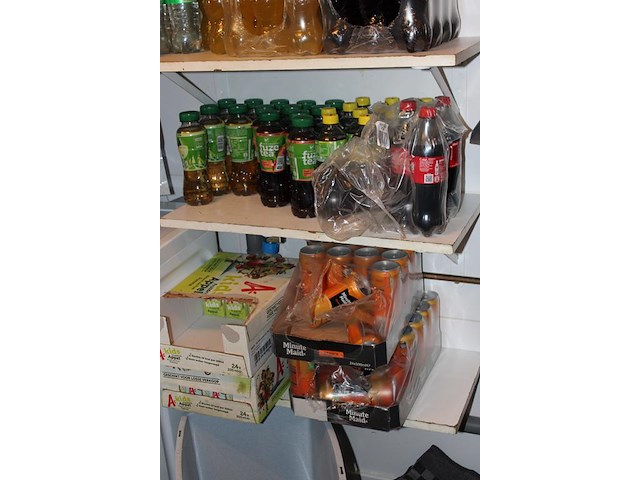 Voorraad dranken op vijf schappen waaronder cola en fanta ruim 125 stuks. tht deels verlopen. - afbeelding 2 van  2