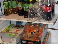 Voorraad dranken op vijf schappen waaronder cola en fanta ruim 125 stuks. tht deels verlopen. - afbeelding 2 van  2