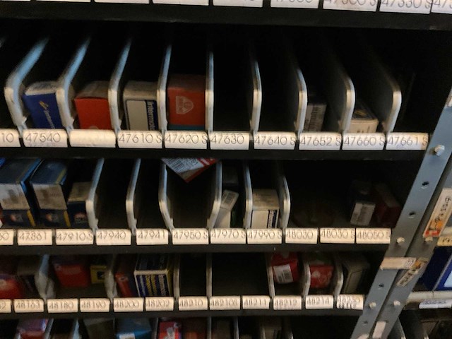 Voorraad elektronische auto-onderdelen o.a. stroomverdelers - afbeelding 2 van  19
