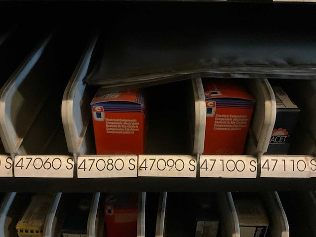 Voorraad elektronische auto-onderdelen o.a. stroomverdelers - afbeelding 7 van  19
