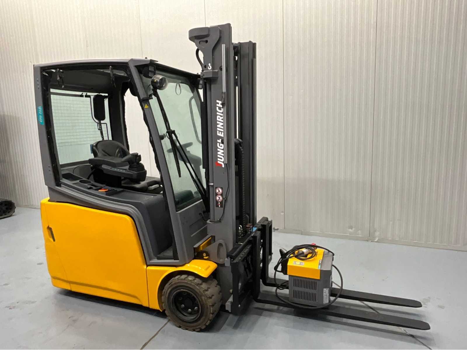 Voorraad heftrucks, quads, reinigingsmachines en gereedschappen