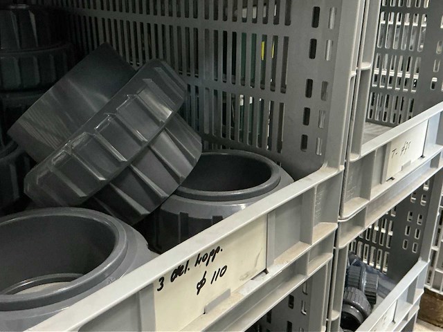 Voorraad kunststof bochten, sokken, moffen, kragen, t-stukken, eindkappen - afbeelding 26 van  61