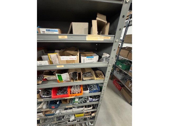 Voorraadkast met ijzerwaren - afbeelding 2 van  16