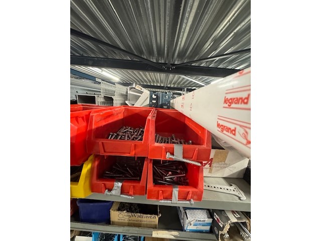 Voorraadkast met ijzerwaren - afbeelding 7 van  16