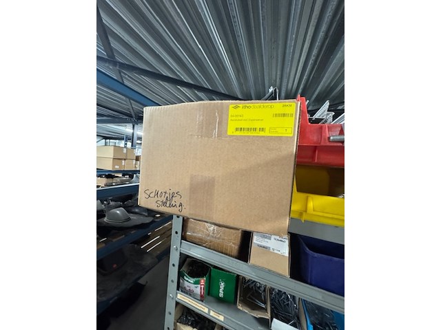 Voorraadkast met ijzerwaren - afbeelding 8 van  16