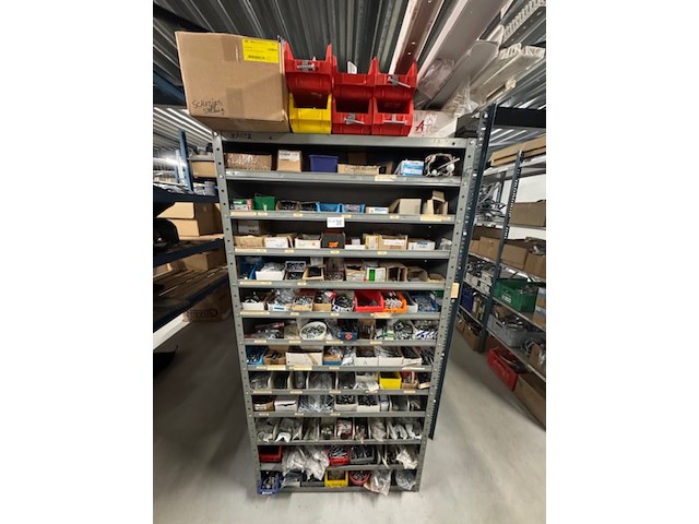 Voorraadkast met ijzerwaren - afbeelding 1 van  16