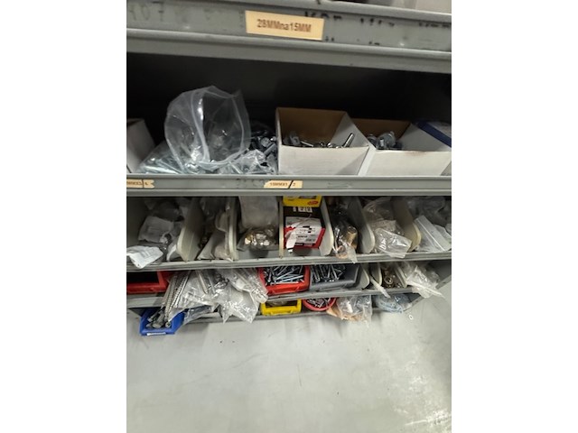 Voorraadkast met ijzerwaren - afbeelding 10 van  16