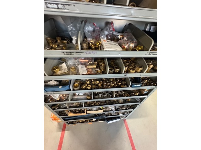 Voorraadkast met koppelingen - afbeelding 3 van  15