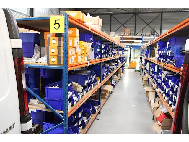 Voorraadstelling met houten legborden bestaande uit zevenstaanders en 48 leggers en 24 legborde onderdeel van combinatiekavel combinatiekavel van kavels m227 t/m m230. 48 meter stelling. let op! ophalen op tweede afhaaldag - afbeelding 1 van  4