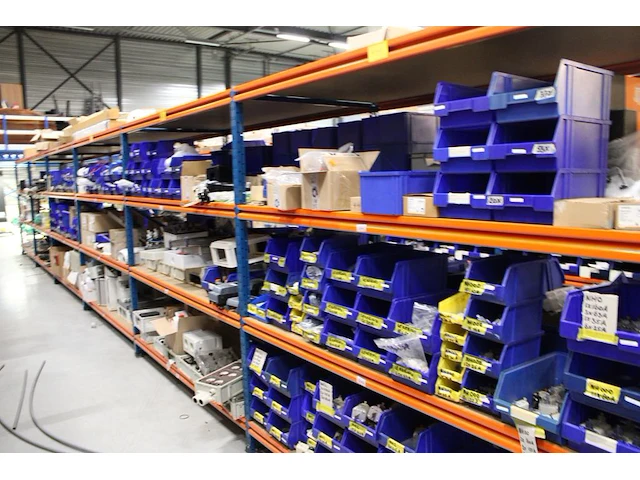 Voorraadstelling met houten legborden bestaande uit zevenstaanders en 48 leggers en 24 legborde onderdeel van combinatiekavel combinatiekavel van kavels m227 t/m m230. 48 meter stelling. let op! ophalen op tweede afhaaldag - afbeelding 2 van  4