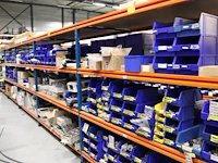 Voorraadstelling met houten legborden bestaande uit zevenstaanders en 48 leggers en 24 legborde onderdeel van combinatiekavel combinatiekavel van kavels m227 t/m m230. 48 meter stelling. let op! ophalen op tweede afhaaldag - afbeelding 2 van  4