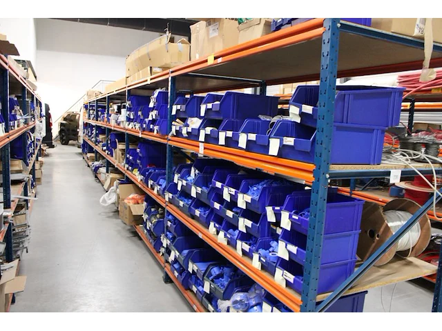 Voorraadstelling met houten legborden bestaande uit zevenstaanders en 48 leggers en 24 legborde onderdeel van combinatiekavel combinatiekavel van kavels m227 t/m m230. 48 meter stelling. let op! ophalen op tweede afhaaldag - afbeelding 4 van  4