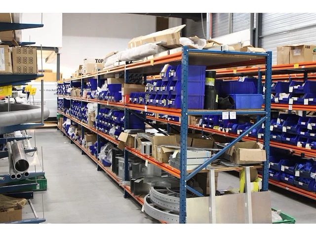 Voorraadstelling met houten legborden bestaande uit zevenstaanders en 48 leggers en 24 legborden. onderdeel van combinatiekavel combinatiekavel van kavels m227 t/m m230. 48 meter stelling. let op! ophalen op tweede afhaaldag - afbeelding 1 van  4