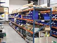 Voorraadstelling met houten legborden bestaande uit zevenstaanders en 48 leggers en 24 legborden. onderdeel van combinatiekavel combinatiekavel van kavels m227 t/m m230. 48 meter stelling. let op! ophalen op tweede afhaaldag