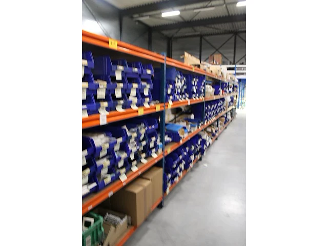 Voorraadstelling met houten legborden bestaande uit zevenstaanders en 48 leggers en 24 legborden. onderdeel van combinatiekavel combinatiekavel van kavels m227 t/m m230. 48 meter stelling. let op! ophalen op tweede afhaaldag - afbeelding 3 van  4