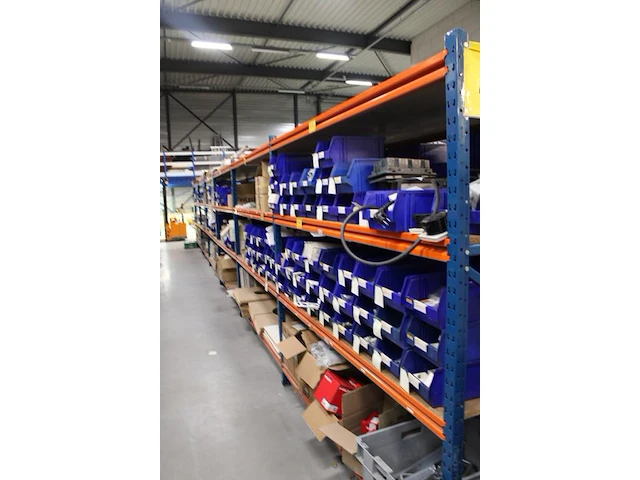 Voorraadstelling met houten legborden bestaande uit zevenstaanders en 48 leggers en 24 legborden. onderdeel van combinatiekavel combinatiekavel van kavels m227 t/m m230. 48 meter stelling. let op! ophalen op tweede afhaaldag - afbeelding 4 van  4