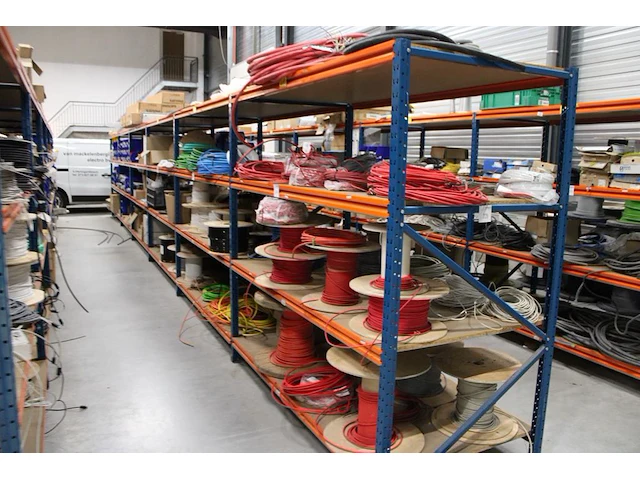 Voorraadstelling met houten legborden bestaande uit zevenstaanders en 48 leggers en 24 legborden. onderdeel van combinatiekavel combinatiekavel van kavels m227 t/m m230. 48 meter stelling. let op! ophalen op tweede afhaaldag - afbeelding 1 van  4