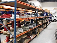 Voorraadstelling met houten legborden bestaande uit zevenstaanders en 48 leggers en 24 legborden. onderdeel van combinatiekavel combinatiekavel van kavels m227 t/m m230. 48 meter stelling. let op! ophalen op tweede afhaaldag - afbeelding 2 van  4