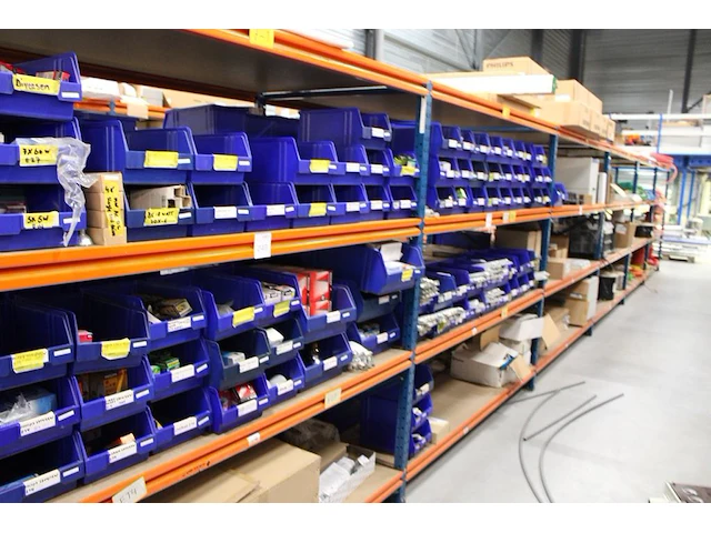 Voorraadstelling met houten legborden bestaande uit zevenstaanders en 48 leggers en 24 legborden. onderdeel van combinatiekavel combinatiekavel van kavels m227 t/m m230. 48 meter stelling. let op! ophalen op tweede afhaaldag - afbeelding 3 van  4
