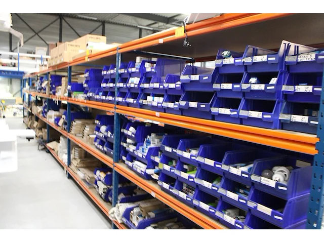Voorraadstelling met houten legborden bestaande uit zevenstaanders en 48 leggers en 24 legborden. onderdeel van combinatiekavel combinatiekavel van kavels m227 t/m m230. 48 meter stelling. let op! ophalen op tweede afhaaldag - afbeelding 4 van  4