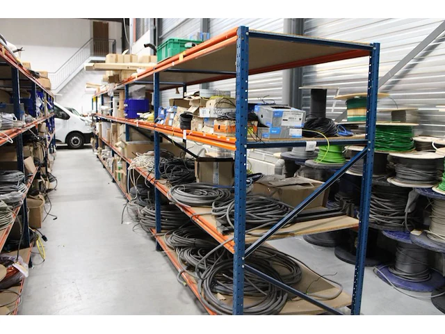 Voorraadstelling met houten legborden bestaande uit zevenstaanders en 48 leggers en 24 legborden. onderdeel van combinatiekavel combinatiekavel van kavels m227 t/m m230. 48 meter stelling. let op! ophalen op tweede afhaaldag - afbeelding 1 van  2
