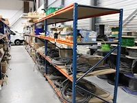 Voorraadstelling met houten legborden bestaande uit zevenstaanders en 48 leggers en 24 legborden. onderdeel van combinatiekavel combinatiekavel van kavels m227 t/m m230. 48 meter stelling. let op! ophalen op tweede afhaaldag