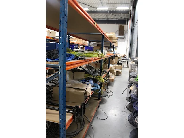 Voorraadstelling met houten legborden bestaande uit zevenstaanders en 48 leggers en 24 legborden. onderdeel van combinatiekavel combinatiekavel van kavels m227 t/m m230. 48 meter stelling. let op! ophalen op tweede afhaaldag - afbeelding 2 van  2