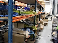 Voorraadstelling met houten legborden bestaande uit zevenstaanders en 48 leggers en 24 legborden. onderdeel van combinatiekavel combinatiekavel van kavels m227 t/m m230. 48 meter stelling. let op! ophalen op tweede afhaaldag - afbeelding 2 van  2