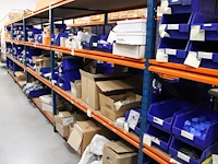 Voorraden op 3 legborden w.o. besturingskasten, noodschakelaars, veiligheidskabels, rookdetectors, brandmel...
