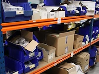 Voorraden op 3 legborden w.o. besturingskasten, noodschakelaars, veiligheidskabels, rookdetectors, brandmel... - afbeelding 2 van  9