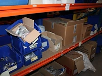 Voorraden op 3 legborden w.o. besturingskasten, noodschakelaars, veiligheidskabels, rookdetectors, brandmel... - afbeelding 4 van  9