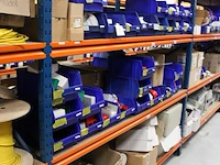 Voorraden op 3 legborden w.o. besturingskasten, noodschakelaars, veiligheidskabels, rookdetectors, brandmel... - afbeelding 6 van  9