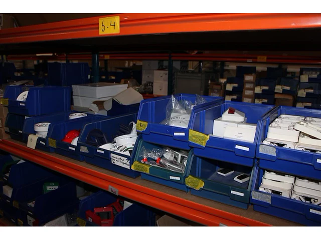Voorraden op 3 legborden w.o. besturingskasten, noodschakelaars, veiligheidskabels, rookdetectors, brandmel... - afbeelding 7 van  9