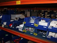 Voorraden op 3 legborden w.o. besturingskasten, noodschakelaars, veiligheidskabels, rookdetectors, brandmel... - afbeelding 7 van  9