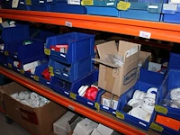 Voorraden op 3 legborden w.o. besturingskasten, noodschakelaars, veiligheidskabels, rookdetectors, brandmel... - afbeelding 8 van  9