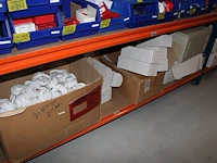 Voorraden op 3 legborden w.o. besturingskasten, noodschakelaars, veiligheidskabels, rookdetectors, brandmel... - afbeelding 9 van  9