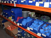 Voorraden op 3 legborden w.o. inbouwdozen, afdekplaten, restantkabels etc. let op! ophalen op eerste afhaaldag - afbeelding 5 van  9