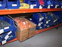 Voorraden op 3 legborden w.o. inbouwdozen, afdekplaten, restantkabels etc. let op! ophalen op eerste afhaaldag - afbeelding 6 van  9